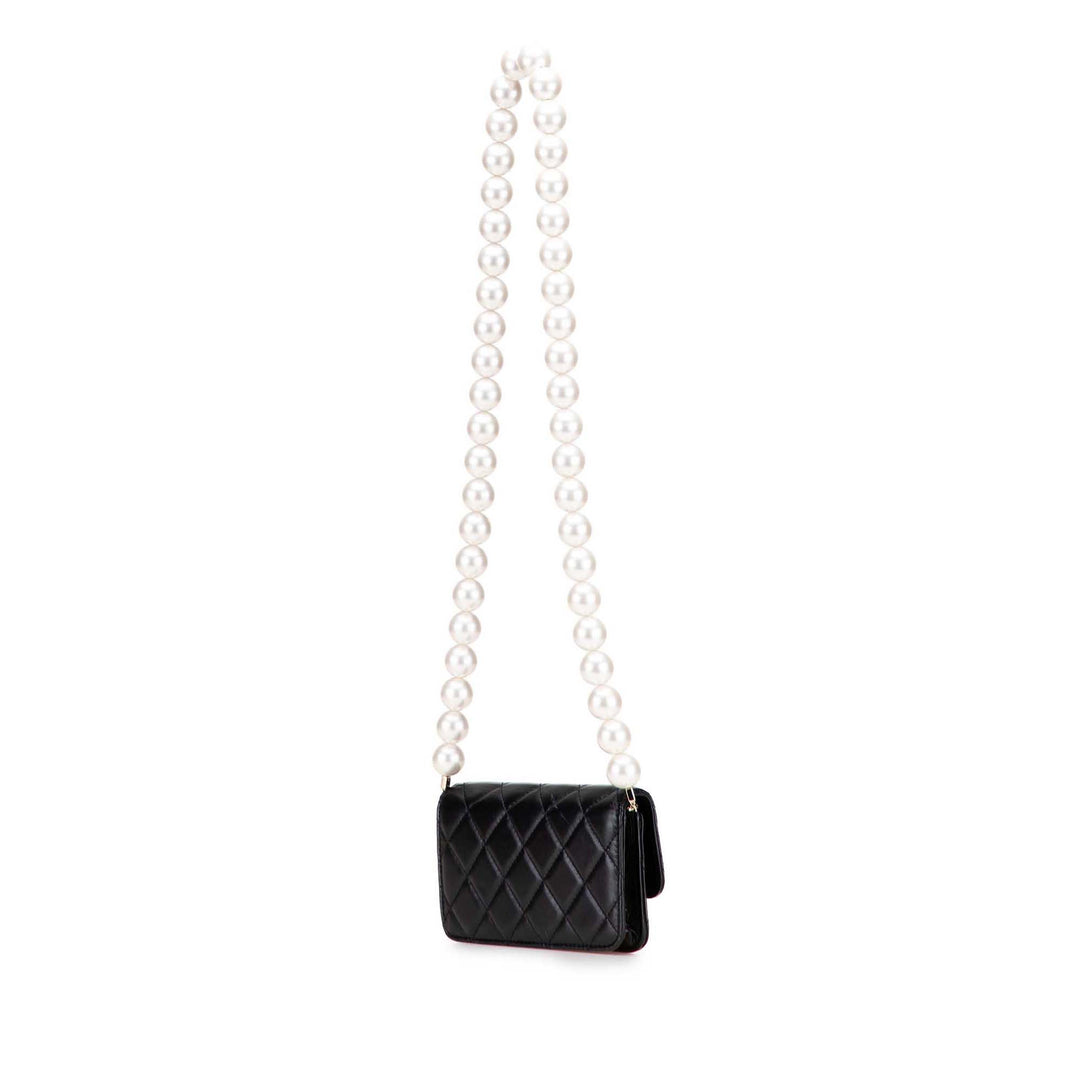 Chanel Quilted Cuir de veau Maxi Pearls Pochette With Chain Noir – GABY PARIS Authentique