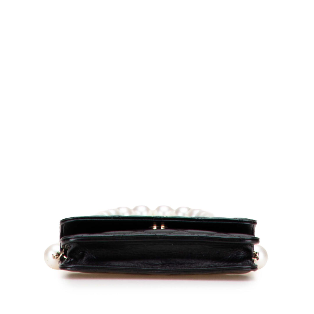 Chanel Quilted Cuir de veau Maxi Pearls Pochette With Chain Noir – GABY PARIS Authentique
