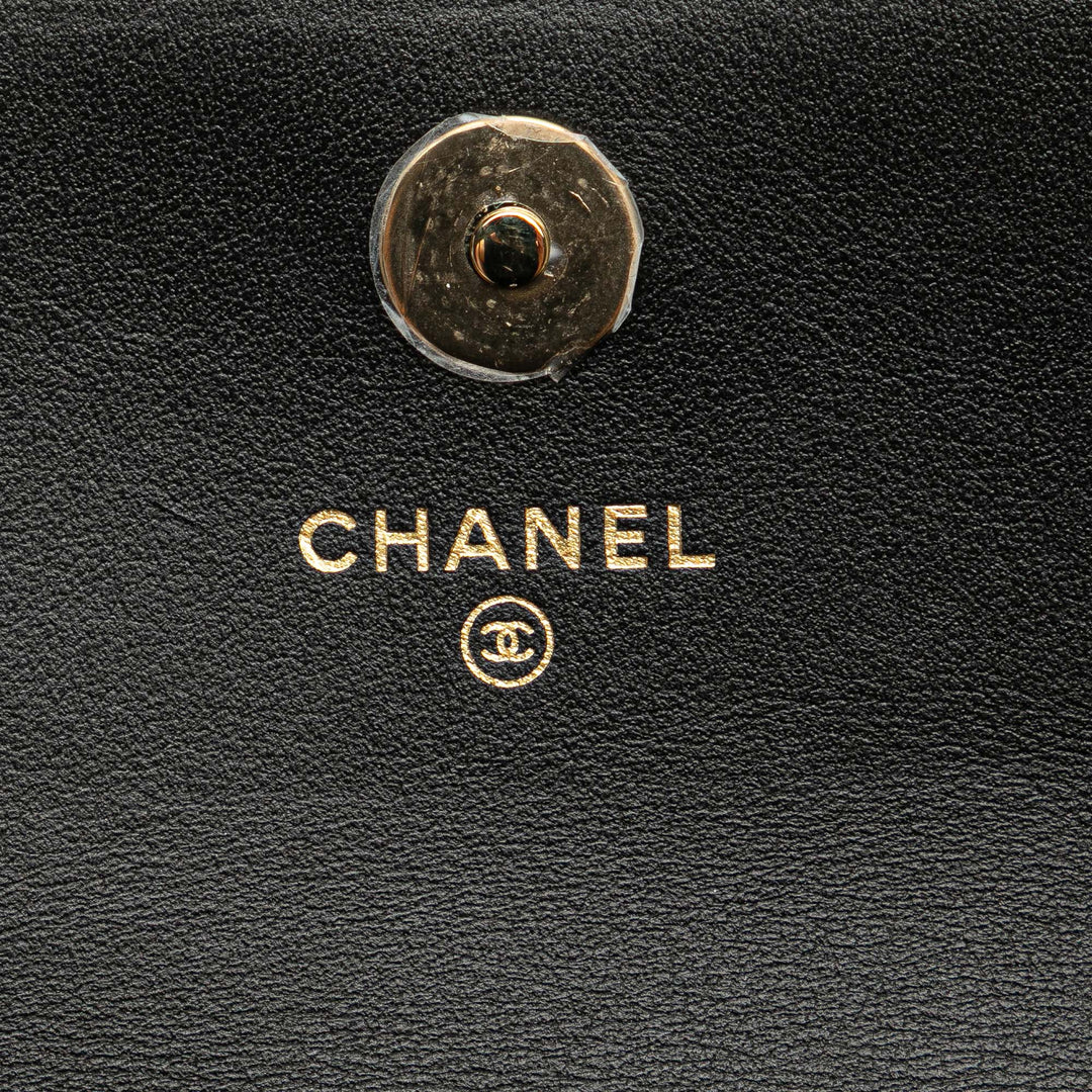Chanel Quilted Cuir de veau Maxi Pearls Pochette With Chain Noir – GABY PARIS Authentique