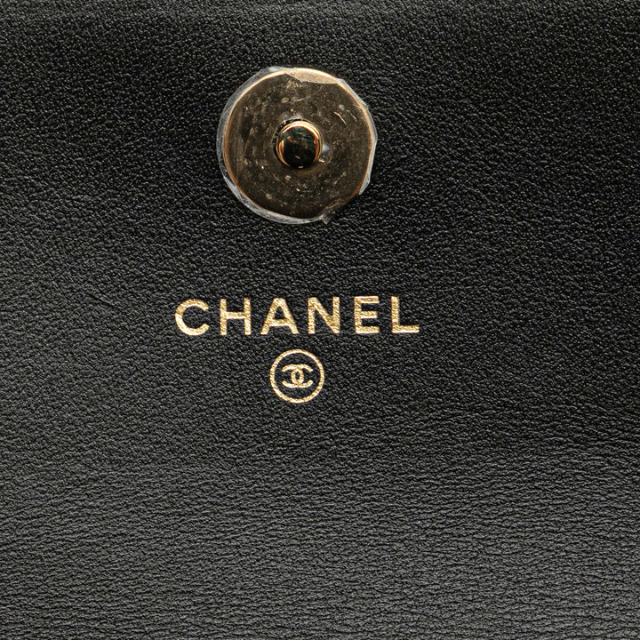 Chanel Quilted Cuir de veau Maxi Pearls Pochette With Chain Noir – GABY PARIS Authentique