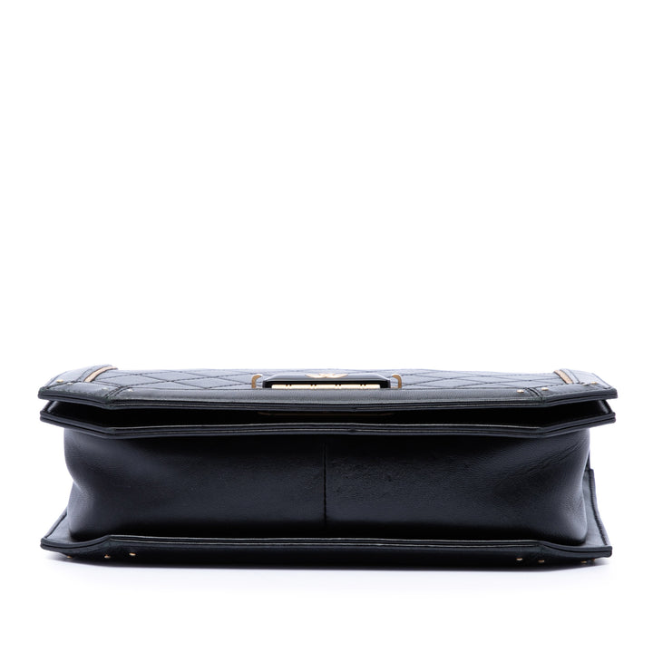 Chanel Matelassé Cuir de veau Octagon CC Clasp à rabat