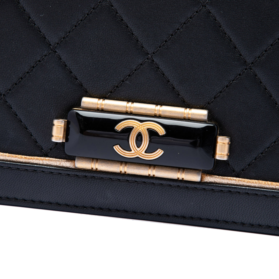 Chanel Matelassé Cuir de veau Octagon CC Clasp à rabat