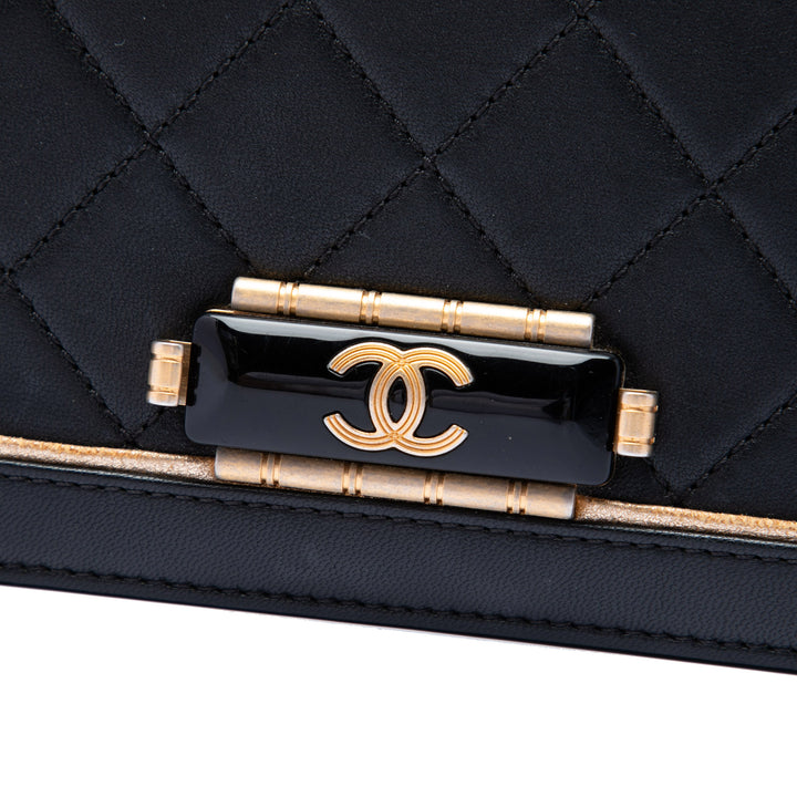 Chanel Matelassé Cuir de veau Octagon CC Clasp à rabat