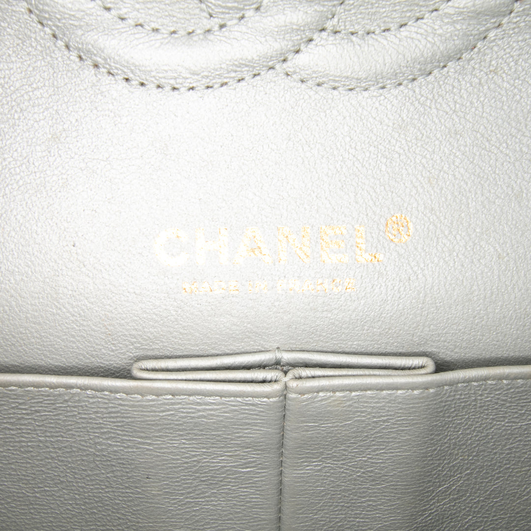 Chanel Medium Classic Iridescent Cuir de veau Double rabat Argenté