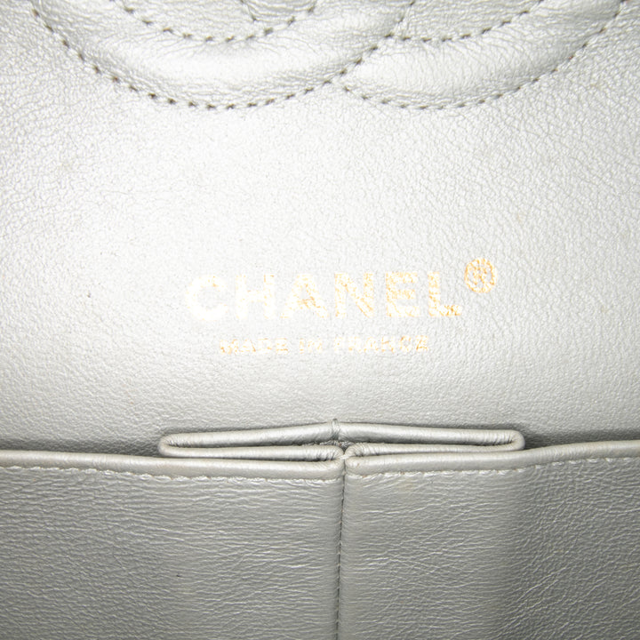 Chanel Medium Classic Iridescent Cuir de veau Double rabat Argenté