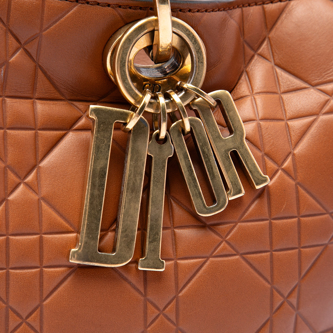 Dior Lady Dior Ultra Matte Cannage embossé Grand Cuir de veau Marron – vue 5 – GABY PARIS