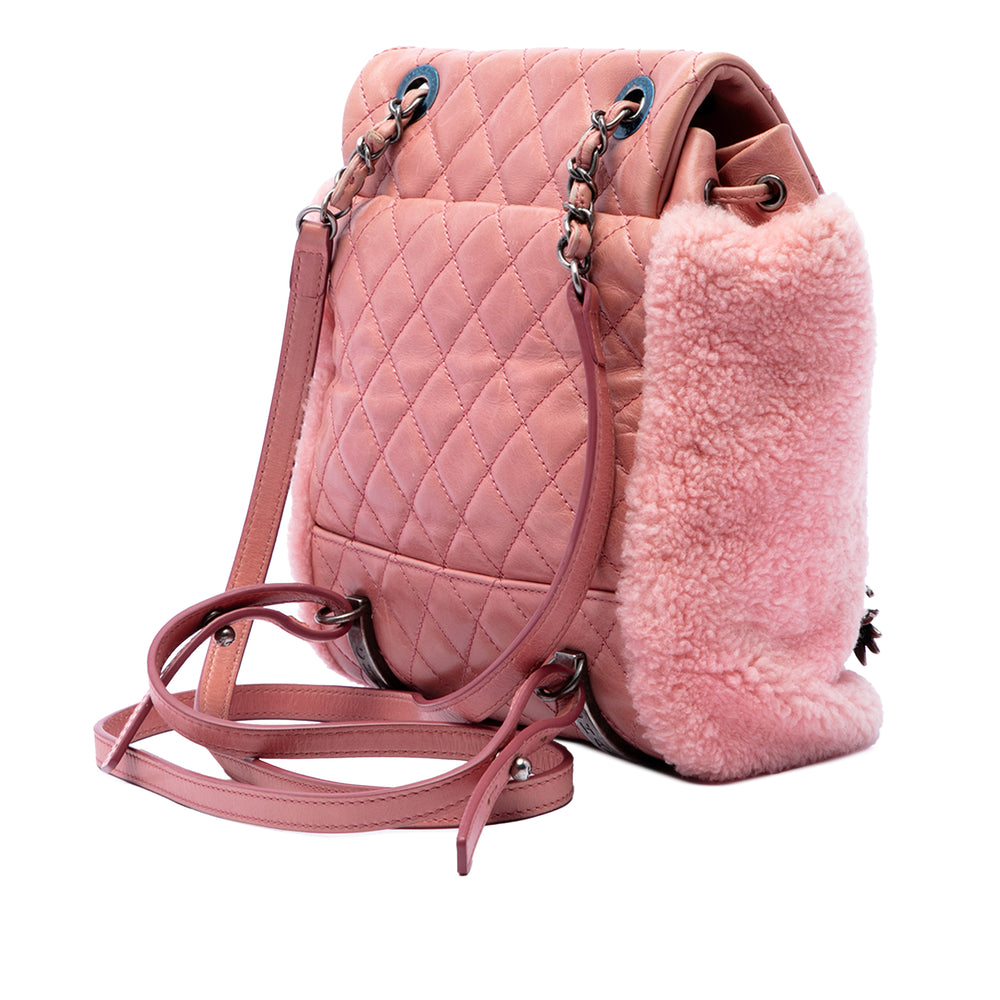 Chanel Paris Salzburg Shearling Mountain Sac à dos Rose – vue 2 – GABY PARIS