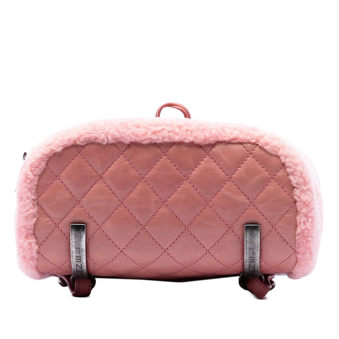 Chanel Paris Salzburg Shearling Mountain Sac à dos Rose – vue 3 – GABY PARIS