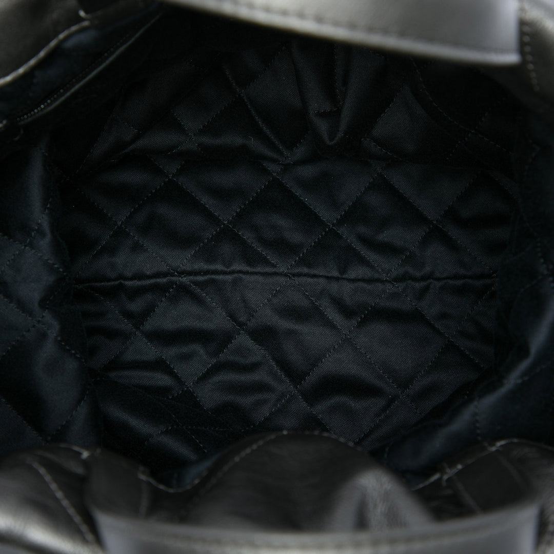 Chanel Matelassé brillant 22 Sac à dos Grand Cuir de veau Noir – vue 4 – GABY PARIS