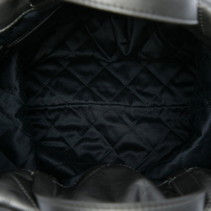 Chanel Matelassé brillant 22 Sac à dos Grand Cuir de veau Noir – vue 4 – GABY PARIS