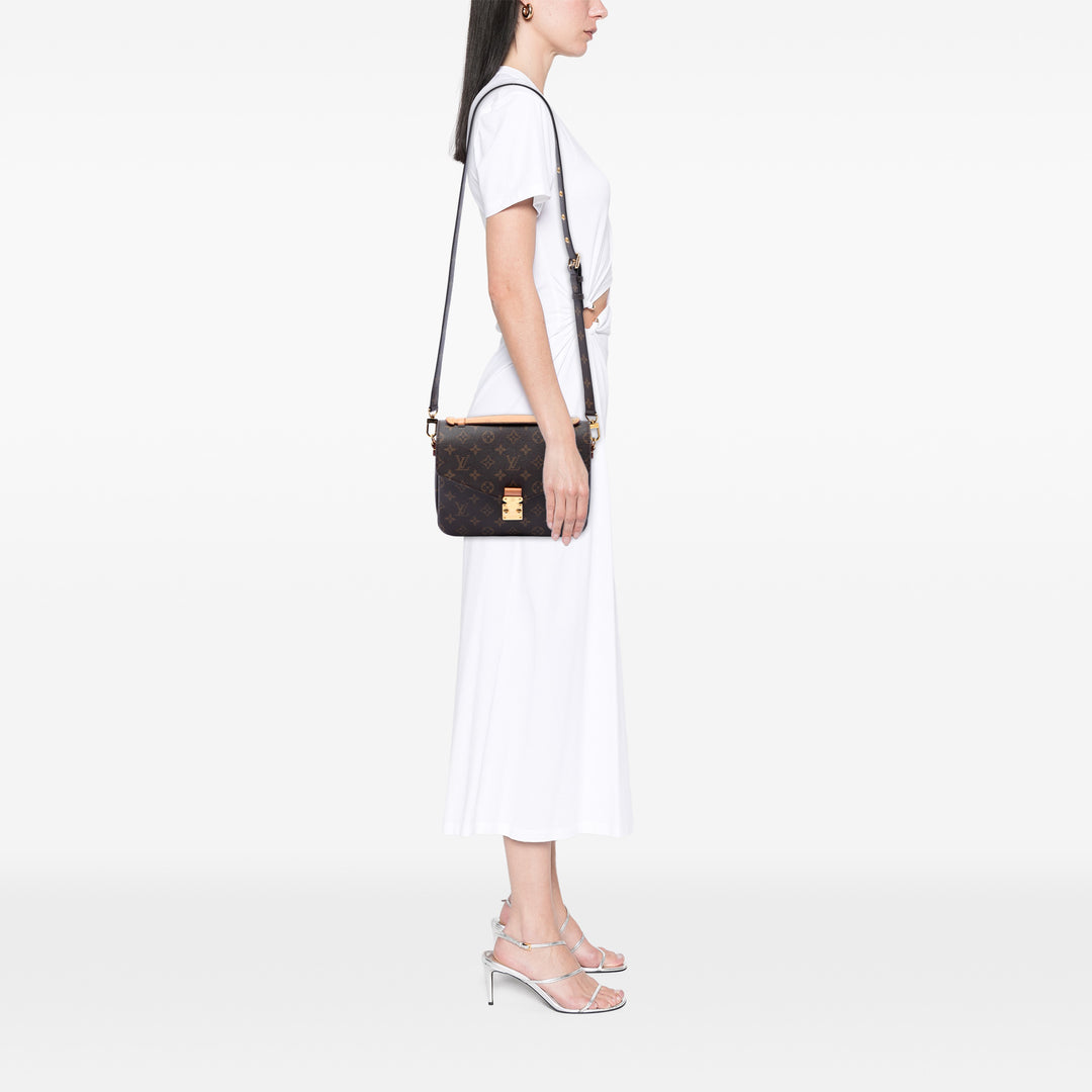 Louis Vuitton Pochette Métis Monogram Marron – vue 6 – GABY PARIS