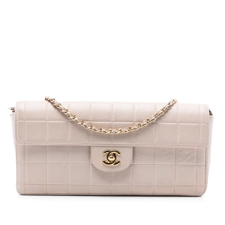 Chanel Chocolate Bar Cuir d’agneau East West à rabat – GABY PARIS Authentique