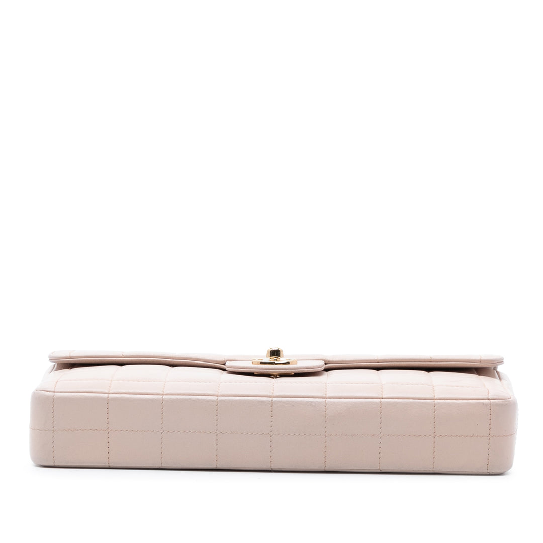 Chanel Chocolate Bar Cuir d’agneau East West à rabat – GABY PARIS Authentique