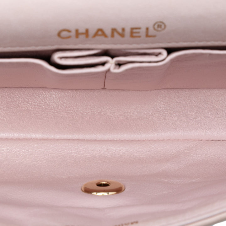 Chanel Chocolate Bar Cuir d’agneau East West à rabat – GABY PARIS Authentique