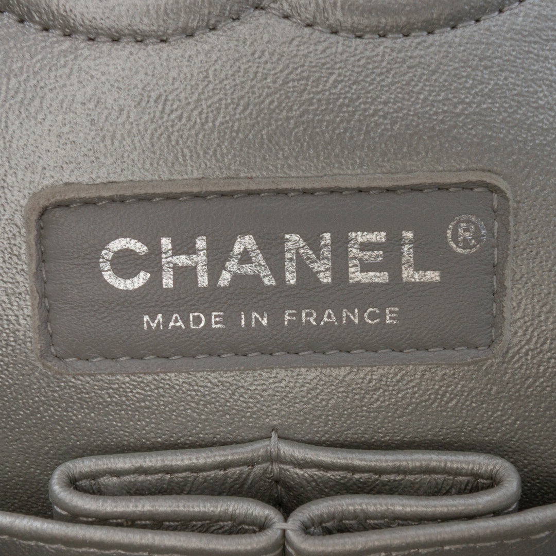 Chanel Medium Classic Iridescent Caviar Double rabat Argenté