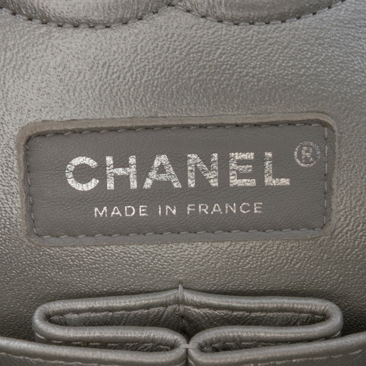 Chanel Medium Classic Iridescent Caviar Double rabat Argenté