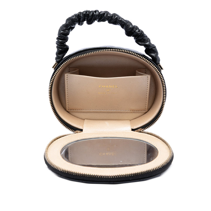 Chanel CC Matelassé Cuir d’agneau Oval anse supérieure Pochette