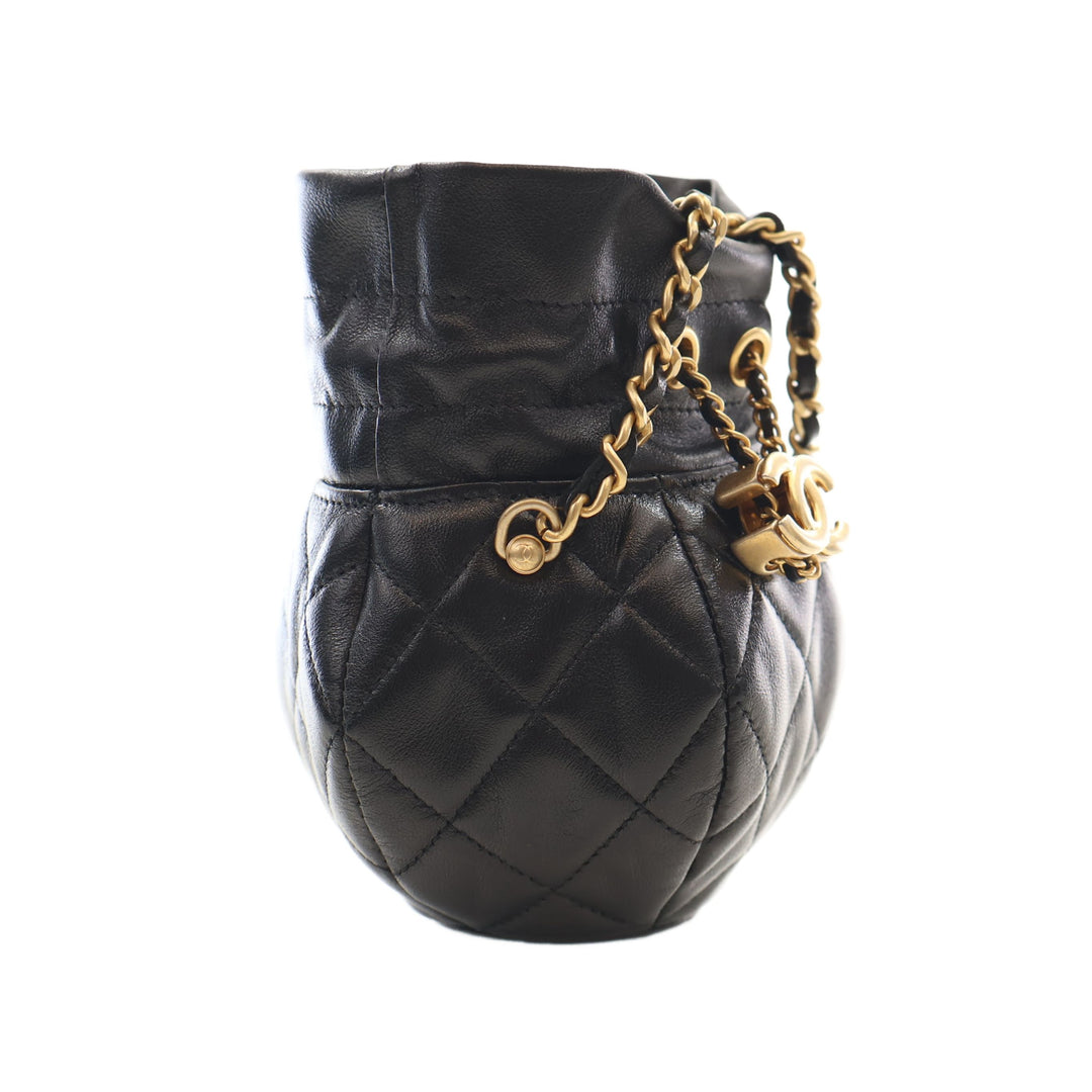 Chanel Pochette CC brillant Matelassé Cordon avec chaîne Cuir d'agneau Noir – vue 10 – GABY PARIS
