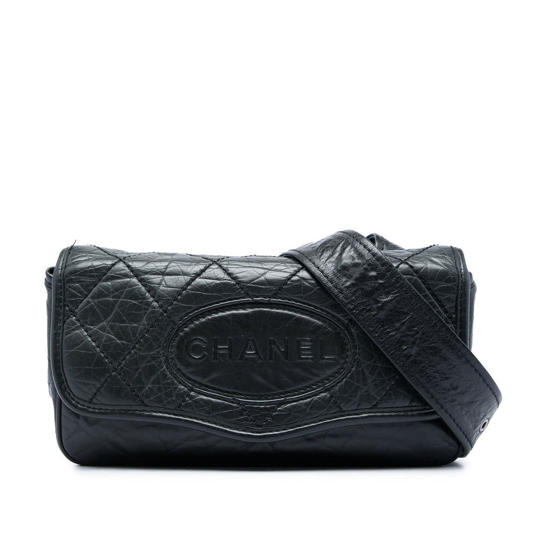 Chanel Matelassé vieilli Ovale Logo à rabat Cuir de veau Noir – vue principale – GABY PARIS