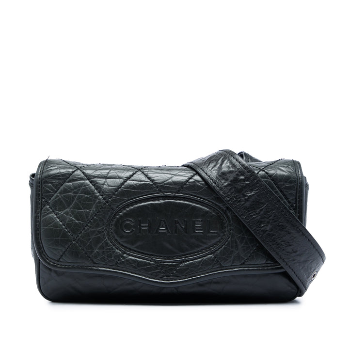 Chanel Matelassé vieilli Ovale Logo à rabat Cuir de veau Noir – vue principale – GABY PARIS