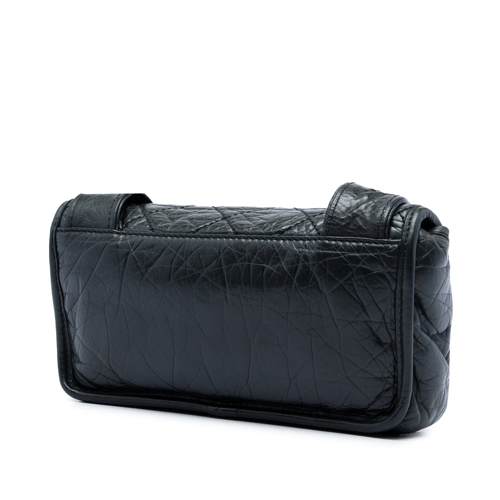 Chanel Matelassé vieilli Ovale Logo à rabat Cuir de veau Noir – vue 2 – GABY PARIS