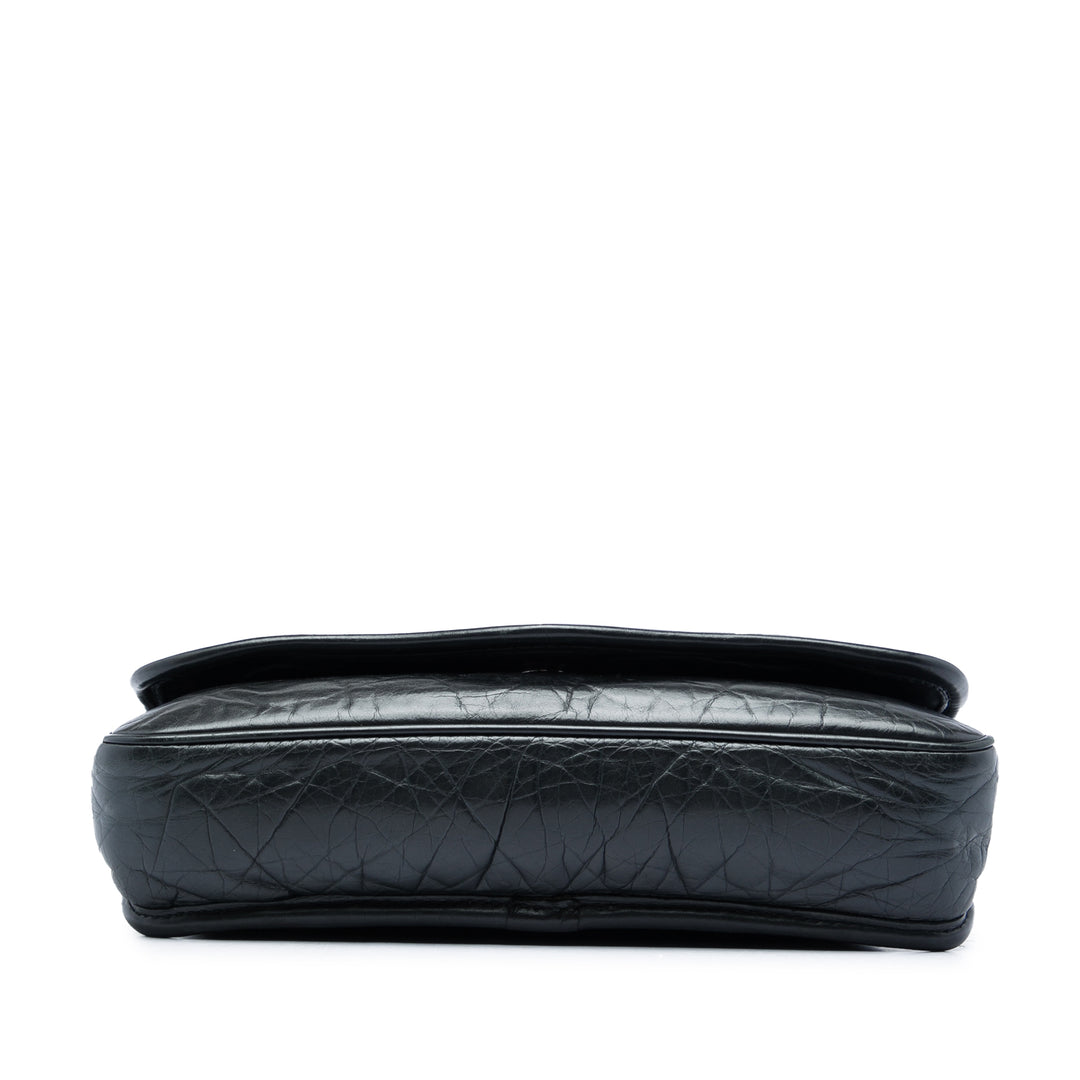 Chanel Matelassé vieilli Ovale Logo à rabat Cuir de veau Noir – vue 3 – GABY PARIS
