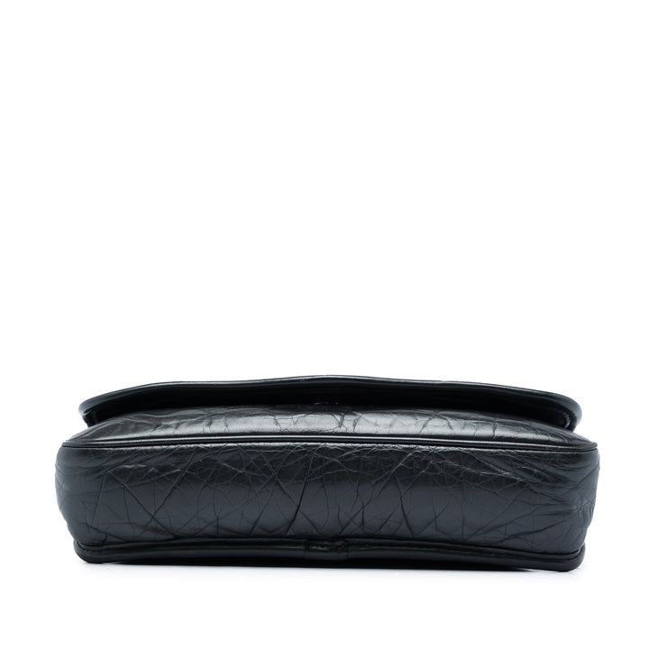 Chanel Matelassé vieilli Ovale Logo à rabat Cuir de veau Noir – vue 3 – GABY PARIS