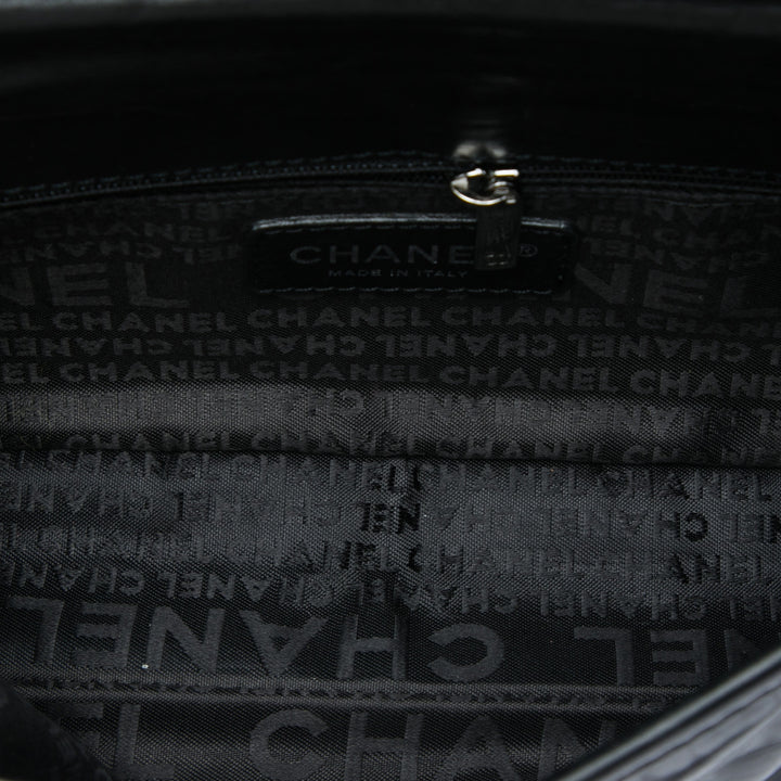 Chanel Matelassé vieilli Ovale Logo à rabat Cuir de veau Noir – vue 4 – GABY PARIS