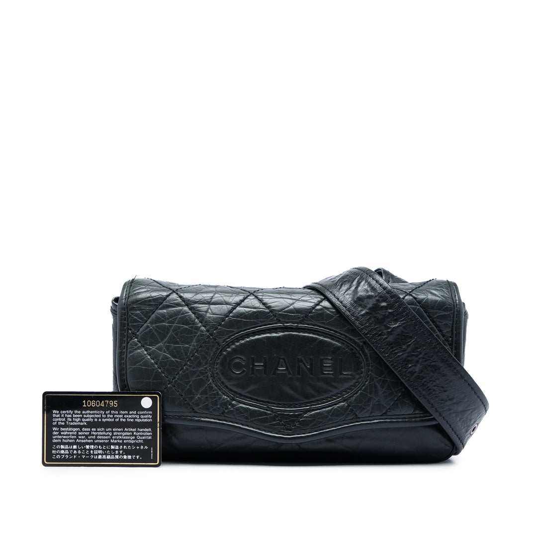 Chanel Matelassé vieilli Ovale Logo à rabat Cuir de veau Noir – vue 6 – GABY PARIS