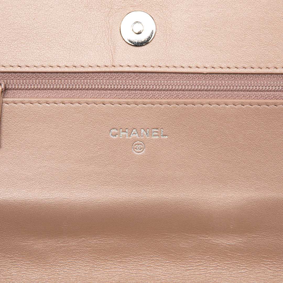 Chanel CC embossé Cuir d’agneau Camellia Wallet on Chain