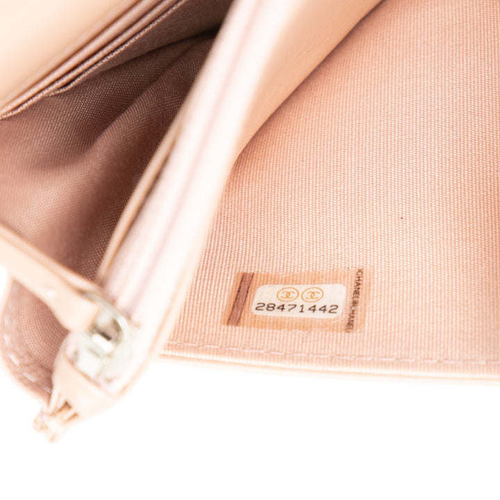 Chanel CC embossé Cuir d’agneau Camellia Wallet on Chain