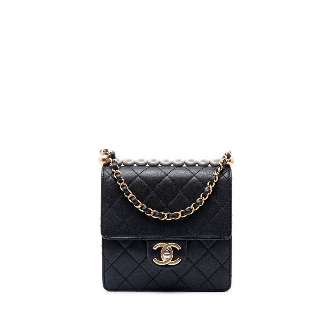 Chanel Matelassé Chic Perles à rabat Petit Cuir d'agneau Noir – vue principale – GABY PARIS