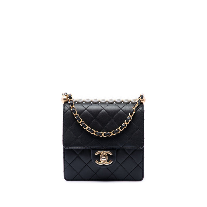 Chanel Matelassé Chic Perles à rabat Petit Cuir d'agneau Noir – vue principale – GABY PARIS