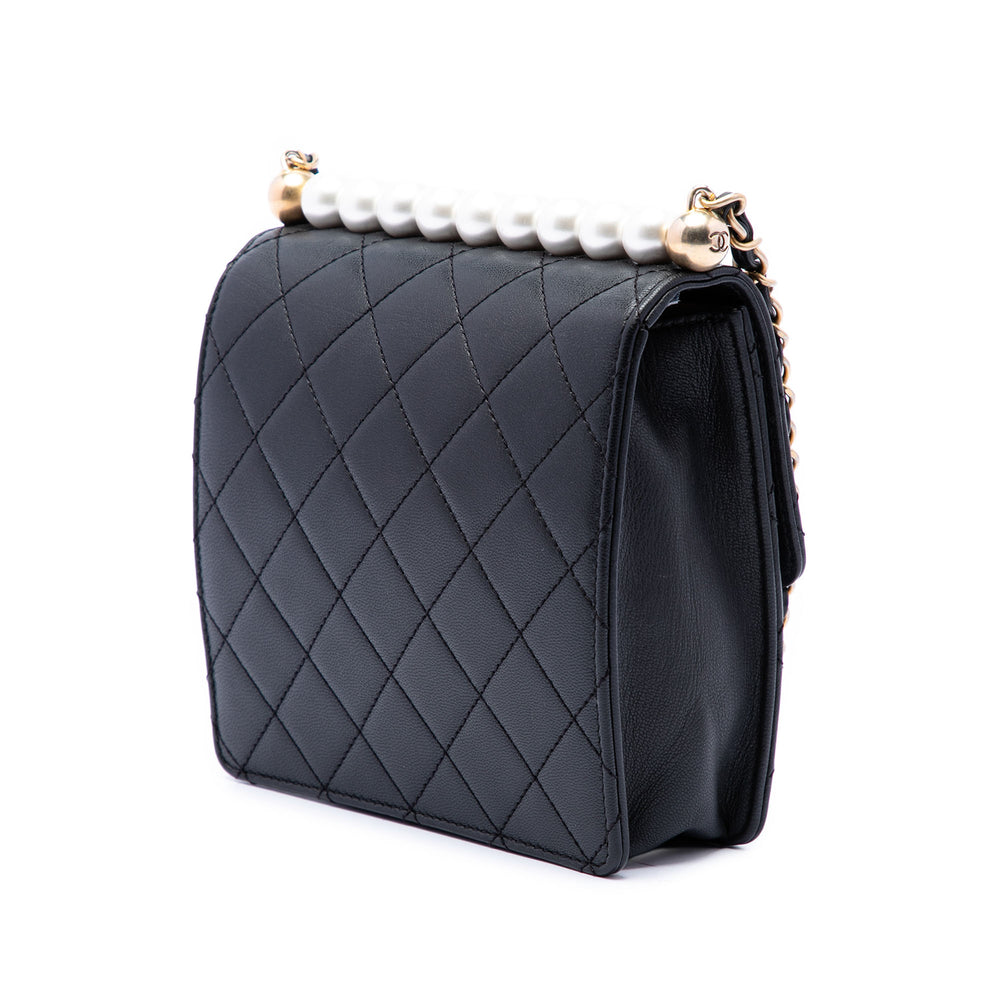 Chanel Matelassé Chic Perles à rabat Petit Cuir d'agneau Noir – vue 2 – GABY PARIS