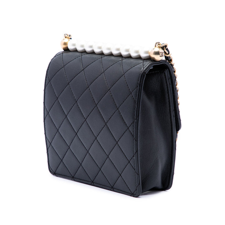 Chanel Matelassé Chic Perles à rabat Petit Cuir d'agneau Noir – vue 2 – GABY PARIS