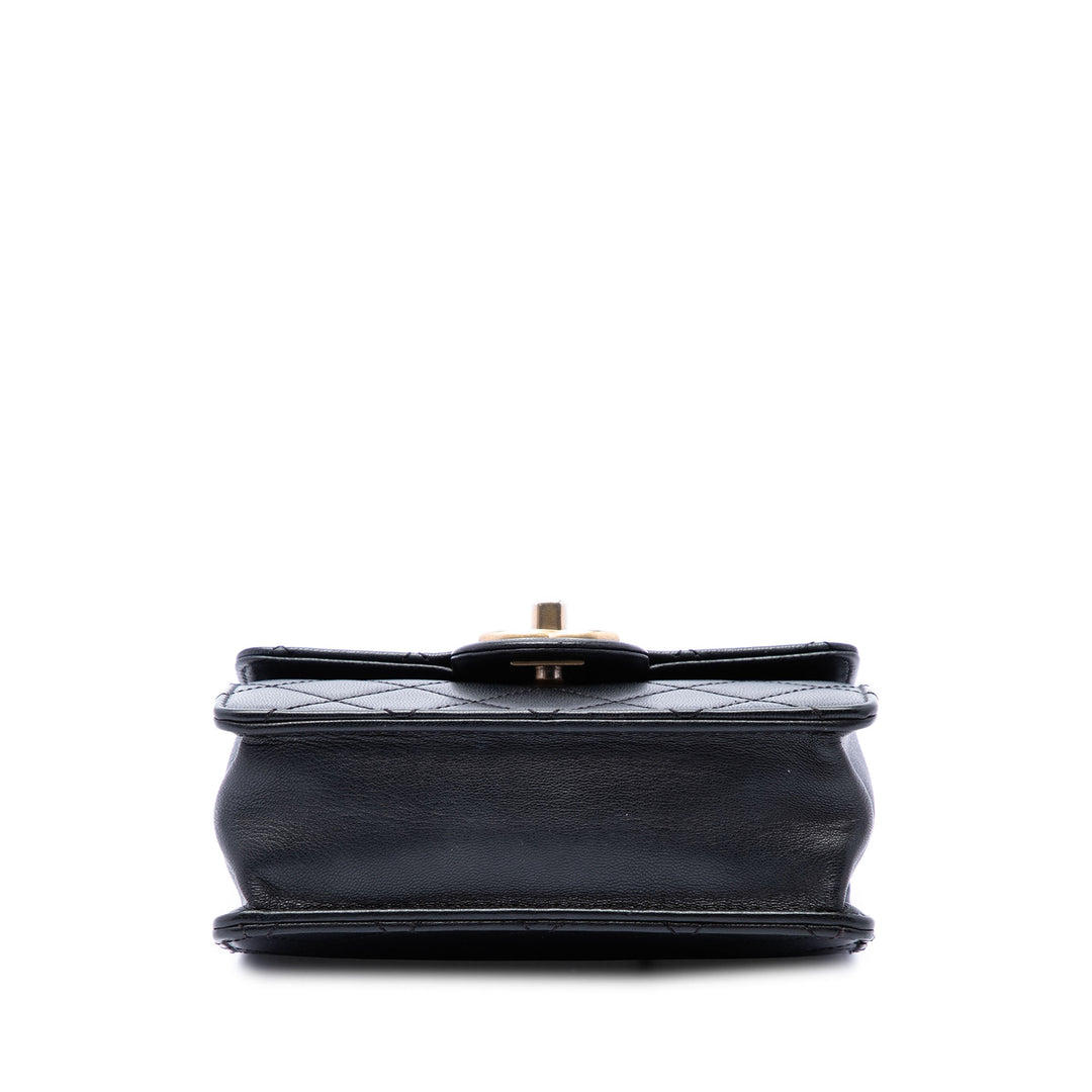 Chanel Matelassé Chic Perles à rabat Petit Cuir d'agneau Noir – vue 3 – GABY PARIS