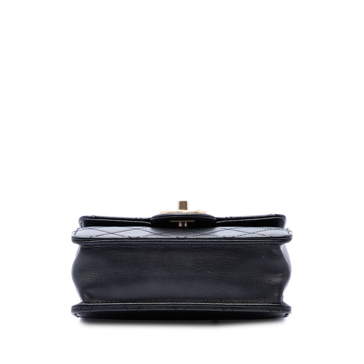 Chanel Matelassé Chic Perles à rabat Petit Cuir d'agneau Noir – vue 3 – GABY PARIS
