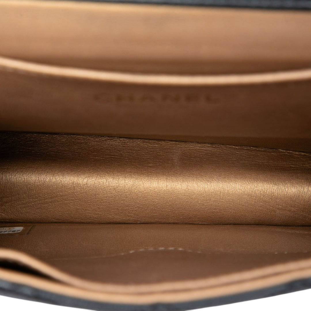 Chanel Matelassé Chic Perles à rabat Petit Cuir d'agneau Noir – vue 4 – GABY PARIS