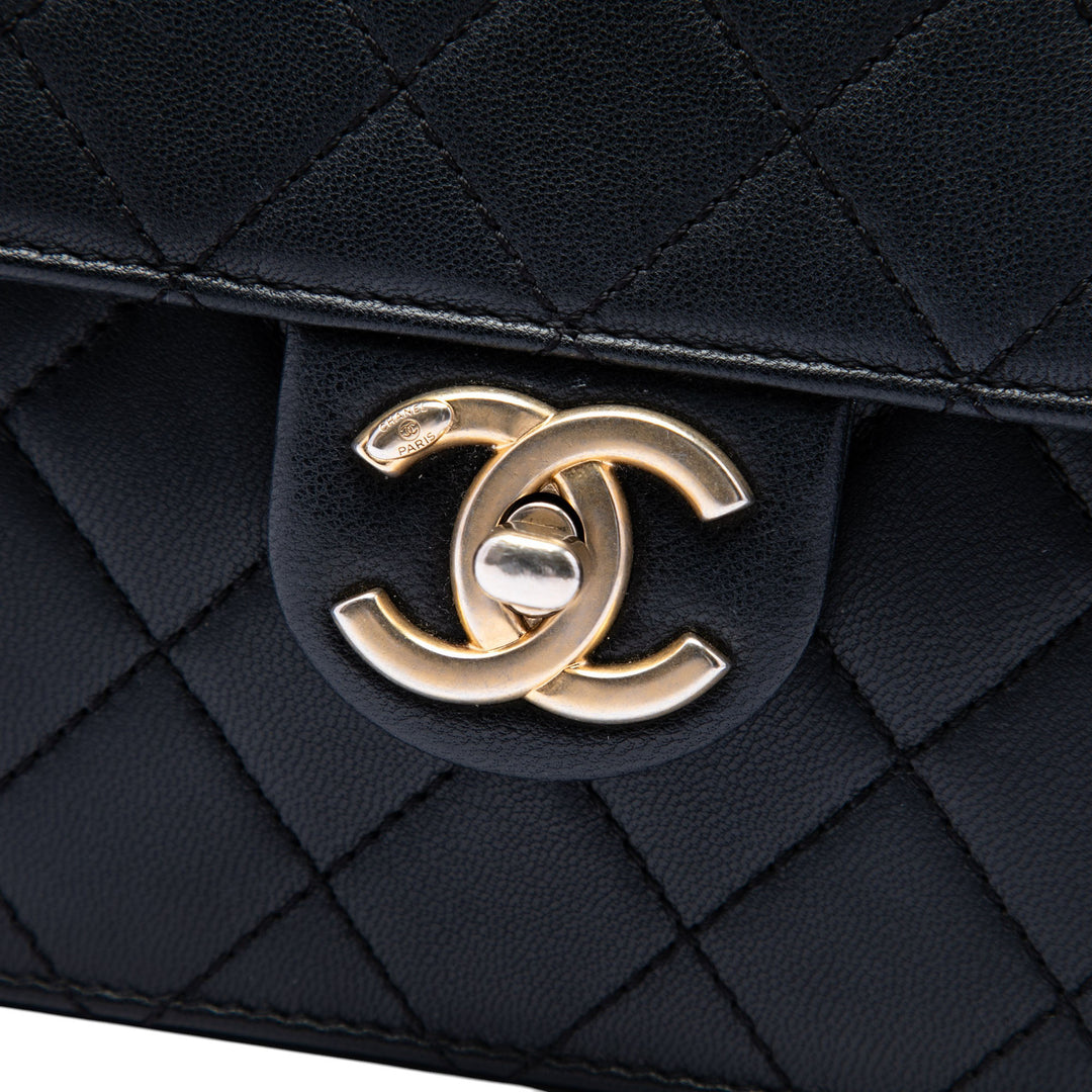 Chanel Matelassé Chic Perles à rabat Petit Cuir d'agneau Noir – vue 5 – GABY PARIS