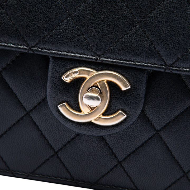 Chanel Matelassé Chic Perles à rabat Petit Cuir d'agneau Noir – vue 5 – GABY PARIS