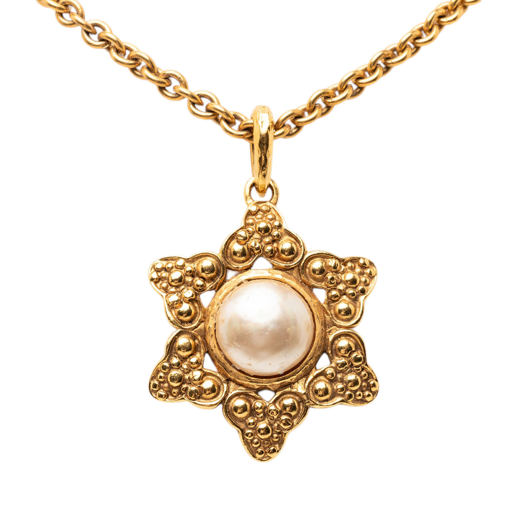 Chanel plaqué Perles fantaisie 6 Point Star Pendant Collier