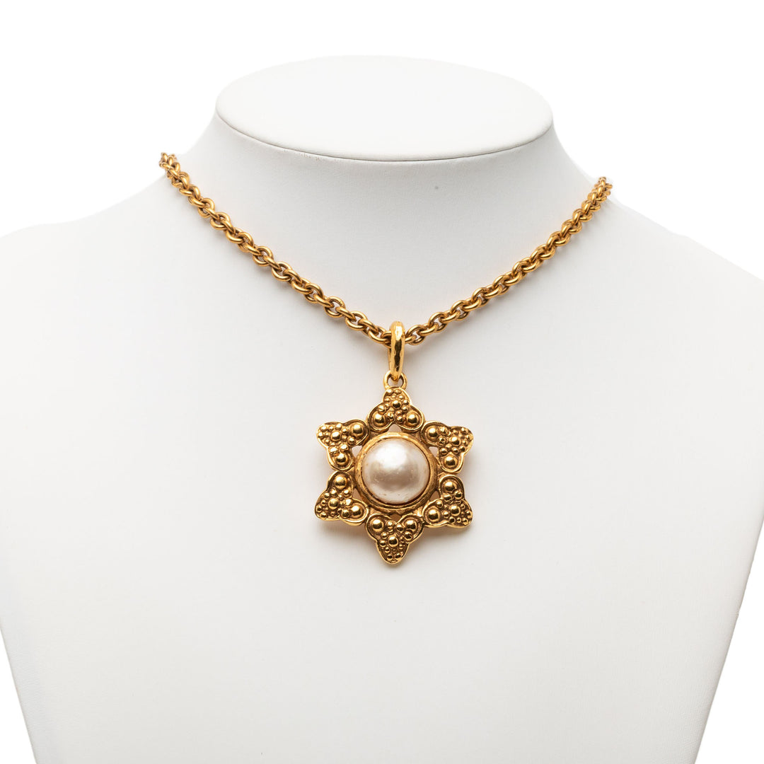 Chanel plaqué Perles fantaisie 6 Point Star Pendant Collier
