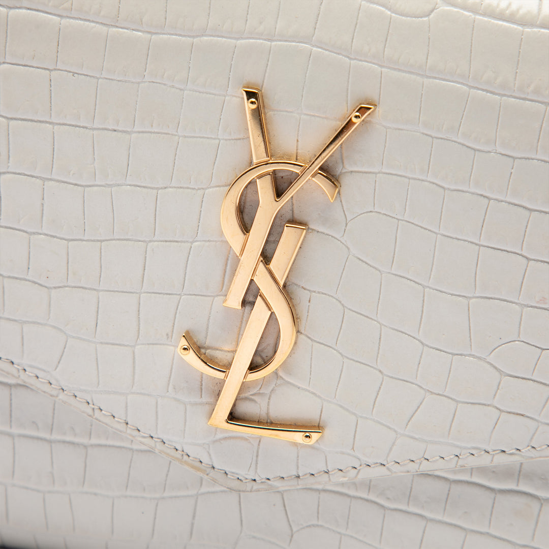 Saint Laurent Croc embossé Uptown Chaîne Portefeuille Blanc – vue 5 – GABY PARIS