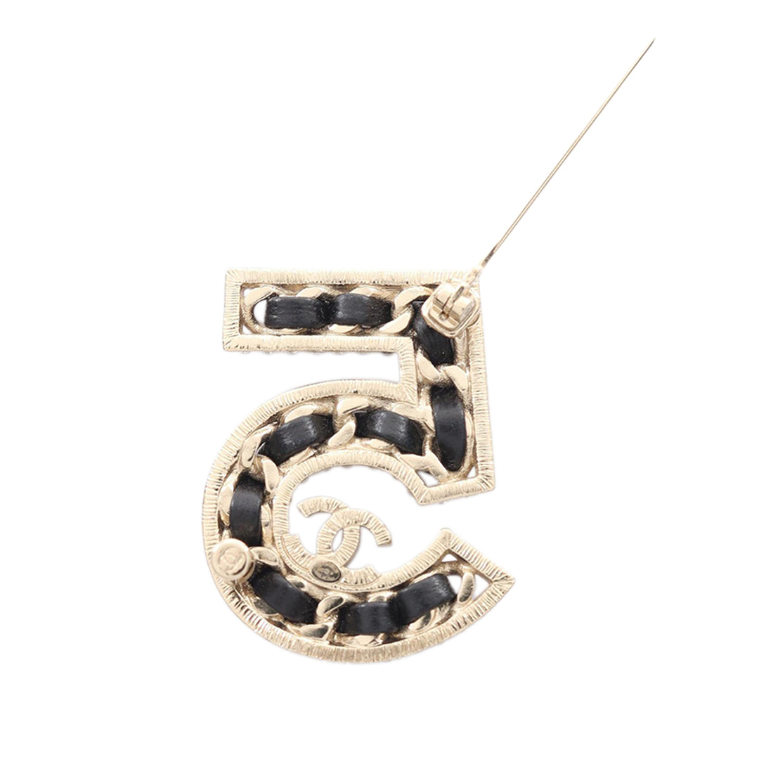 Chanel Broche CC Tissé Chaîne Number 5 Cuir d'agneau plaqué or Noir – vue 2 – GABY PARIS