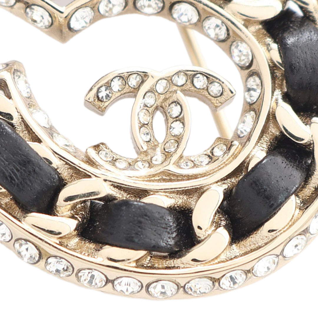 Chanel Broche CC Tissé Chaîne Number 5 Cuir d'agneau plaqué or Noir – vue 3 – GABY PARIS
