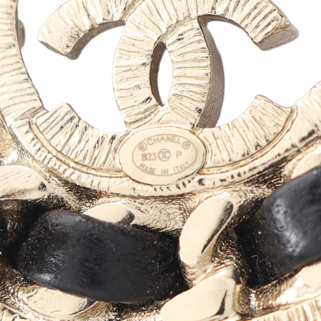 Chanel Broche CC Tissé Chaîne Number 5 Cuir d'agneau plaqué or Noir – vue 4 – GABY PARIS