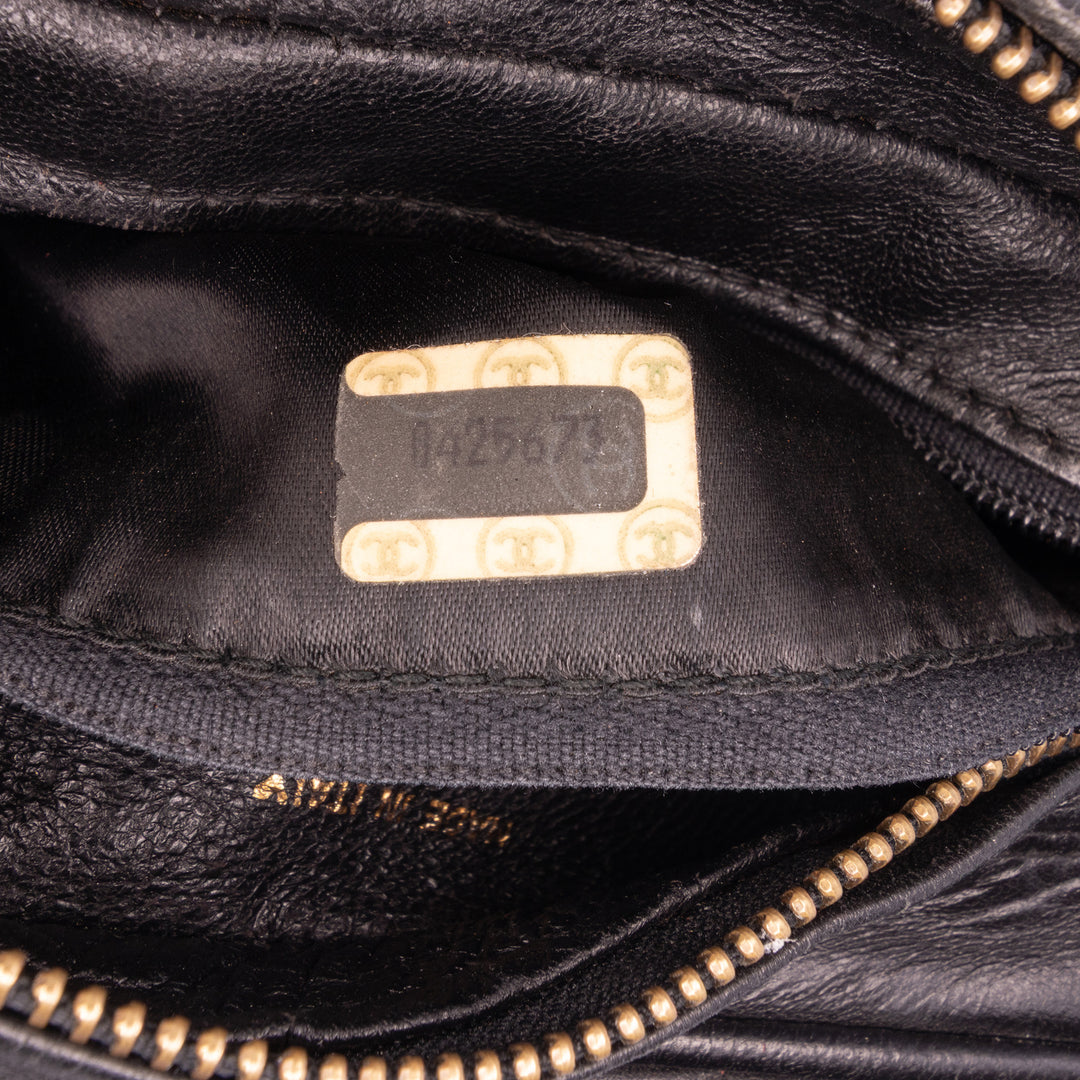 Chanel Mini Quilted Cuir d’agneau Camera Sac porté croisé Noir