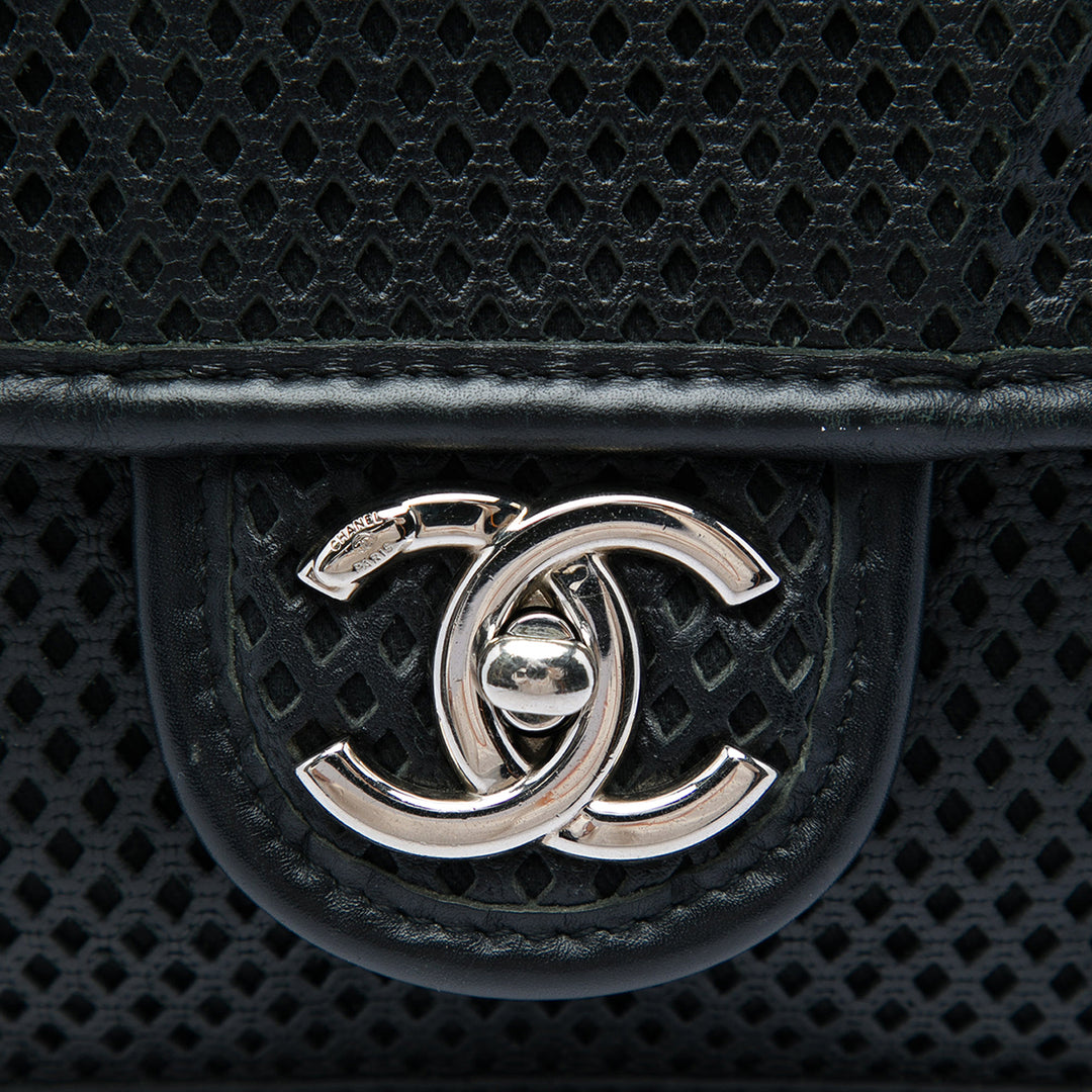 Chanel Medium perforé Cuir de veau Up In The Air à rabat