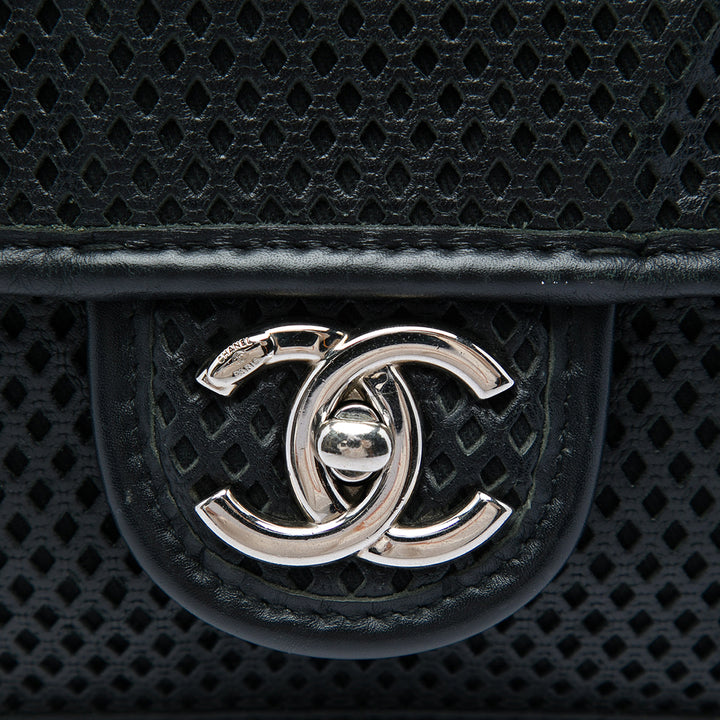 Chanel Medium perforé Cuir de veau Up In The Air à rabat