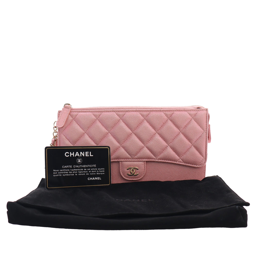 CC Matelassé Irisé à rabat Zippé Wristlet Pochette Cuir caviar Rose